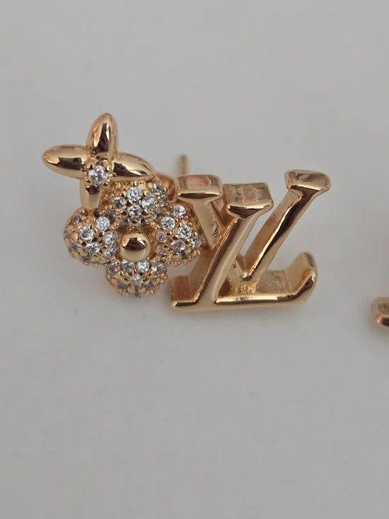 Louis Vuitton 18kgp Gold Crystal Monogram Flower Stud Earrings - Picture 4 of 8